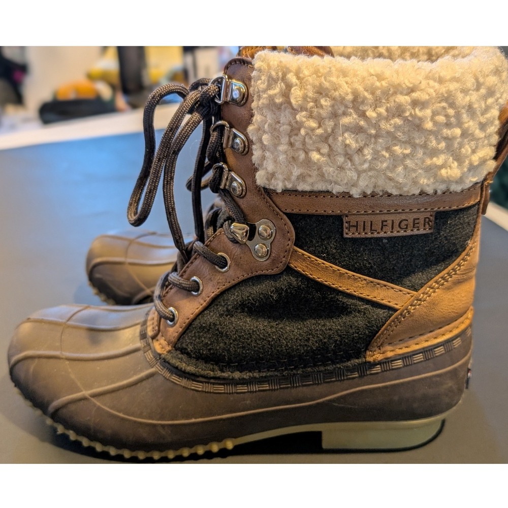 Tommy Hilfiger TWRIAN2 Duck Boots Faux Fur Trim Winter Snow Brown Grey Size 8M